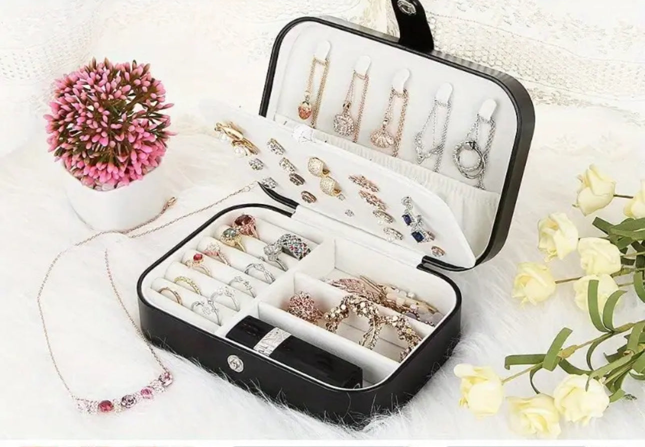 Mini travel jewelry case