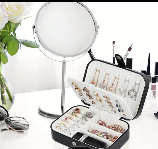 Mini travel jewelry case